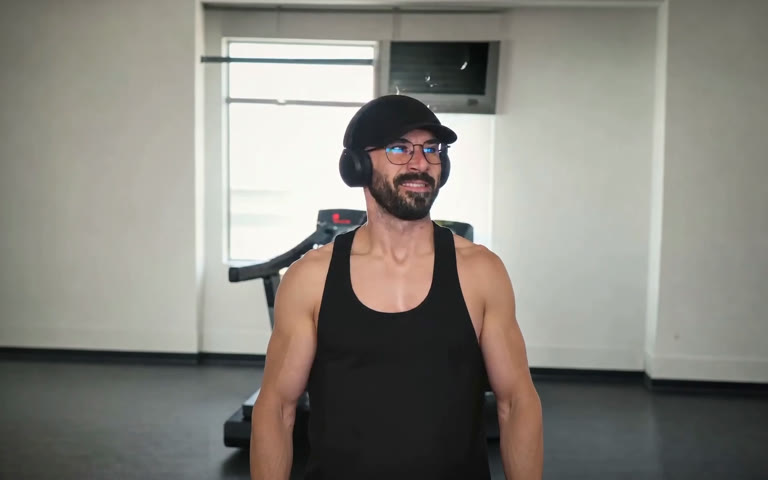 Alejandro Albornoz con gorra, gafas y auriculares en el gimnasio.