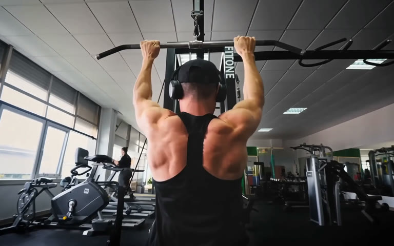Alejandro Albornoz haciendo jalón al pecho en el gimnasio.